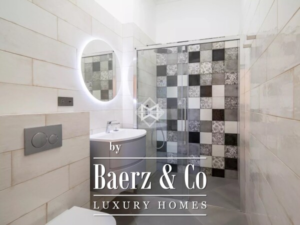 photo 5 Magnificent 3 bedroom apartment of 130 square meters in a beautiful Niçois building on the Cours Saleya.