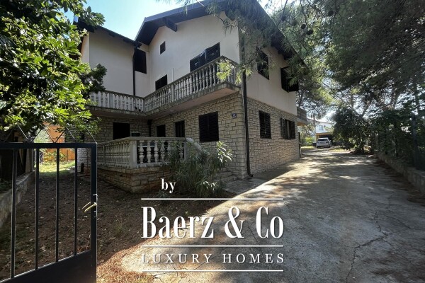 photo 2 Ugljan, beautiful house on an impressive 1405 m2, 100 m from the beach