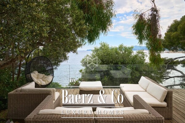 photo 7 Waterfront Villa with Private access to the beach and Dock - Le Lavandou