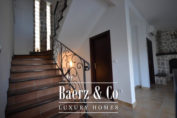 photo 4 Villa in the first line to the sea in Boka Bay