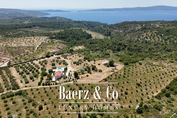 photo 4 Sutivan, a unique Mediterranean estate with a villa, swimming pool, and expansive olive grove