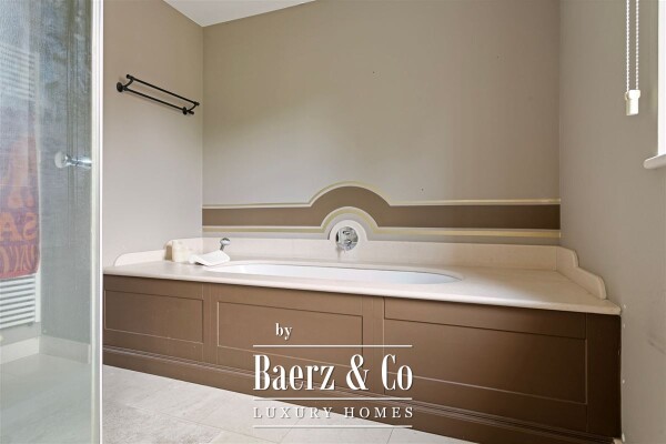 photo 21 Gelegen in doodlopende straat 6slpk,3badks!