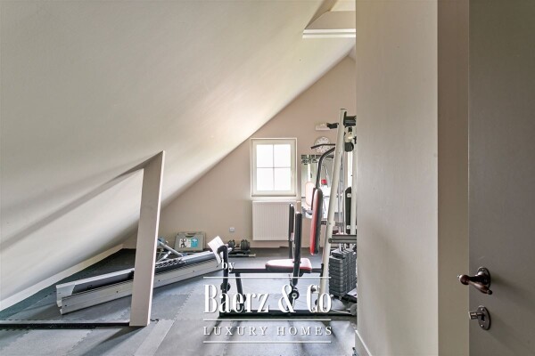 photo 30 Gelegen in doodlopende straat 6slpk,3badks!